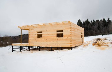 Doğranmış Ahşap evin İnşaat kışın 