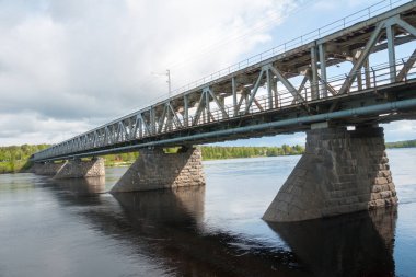 Nehir Kemijoki Rovaniemi, Finlandiya için köprüden yol
