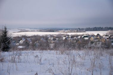 Klin-Dmitrovsky tepesinin kışın köylü panoraması, Sergiev Posad bölgesi, Moskova bölgesi, Rusya