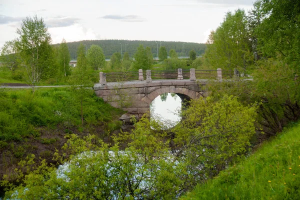 Pont Pierre Traversant Rivière Dans Parc Début Été Rovaniemi Région — Photo