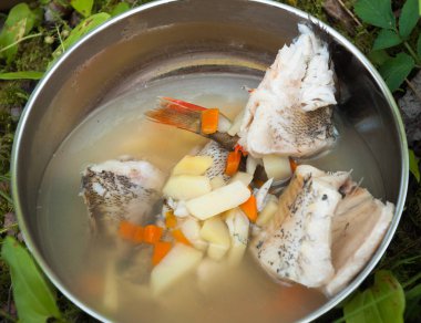 Balık çorbası ahşap zemin açık ile çanak