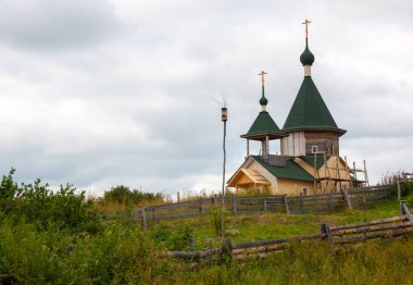 Köy Unitsa, Cumhuriyeti Karelya, Rusya'nın, 28 Temmuz 2011: Peter ve Paul Kilisesi yapım aşamasında, Unitskaya Körfez göl Onega Gölü kıyısında. 