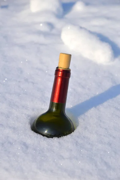 Бутылка Вина Пробкой Снегу — стоковое фото