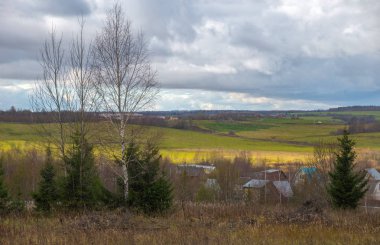 Klin-Dmitrovsky Tepesi 'nin sonbaharın sonlarında köylü panoraması, Sergiev Posad bölgesi, Moskova bölgesi, Rusya