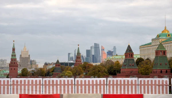 Вид Кремль Обновленного Большого Москворецкого Моста Фоне Московского Международного Делового — стоковое фото