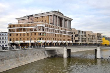 Moskova, Rusya, 13 Ekim 2019: Baltschug sokağı, Sadovnicheskaya seti ve Drainage kanalı üzerindeki Chugunny köprüsü