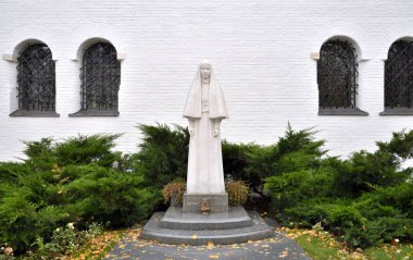 Moskova, Rusya, 13 Ekim 2019: Azizler Kilisesi Martha ve Mary. Marfo-Mariinsky Manastırı ya da Büyük Düşes Elizabeth Feodorovna 'nın Mülkiyetinde Martha ve Mary Manastırı. Elizabeth Fedorovna 'nın Anıtı Heykeltıraş Vyacheslav Klykov, 2010
