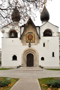Moskova, Rusya, 13 Ekim 2019: Azizler Kilisesi Martha ve Mary ve Kutsal Koruma Katedrali Marfo-Mariinsky Manastırı, ya da Martha ve Mary Merhamet Manastırı Büyük Düşes Elizabeth Feodorovna 'nın Mülkiyetinde. Ana kapının üzerinde Kutsal Mandylion simgesi