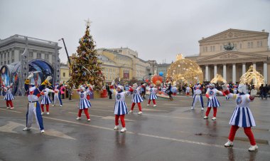 Moskova, Rusya, 4 Ocak 2020: Yeni yıl tatillerinde Bolşoy Tiyatrosu 'nun önündeki Tiyatro Meydanı' nda uzay temalı gösteri