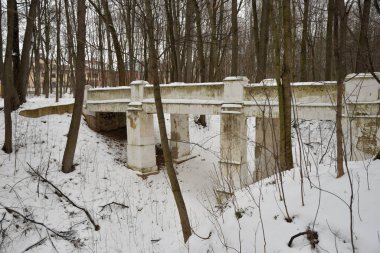Moskova 'nın kuzeybatı idari bölgesinin Skhodna nehri üzerindeki Brattsevo arazisindeki eski taş köprü.
