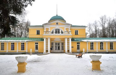 Moskova 'nın kuzeybatı idari bölgesinin Skhodna nehri üzerindeki Brattsevo malikanesinin palladyan tarzı ana binası.