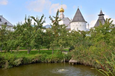 Yazın Metropolitan Garden 'daki gölet, Rostov Kremlin, Rostov, Altın Halka' nın en eski kasaba ve turizm merkezlerinden biri, Yaroslavl bölgesi, Rusya