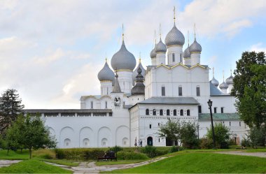 Rostov, Yaroslavl Bölgesi, Rusya, 07 Ağustos 2019: Diriliş Kilisesi. Kremlin 'in duvarlarında geçişler. Belfries. Katedral Meydanı 'na geçiş. Rostov Kremlin, Altın Halka 'nın en eski şehir ve turizm merkezlerinden biri.