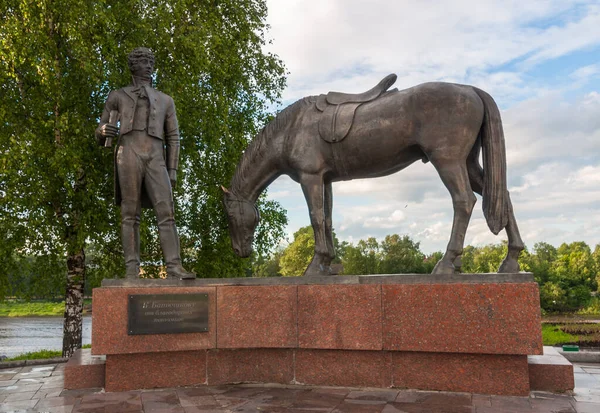 詩人コンスタンチン バティシュコフへの記念碑ヴォロダ川の堤防夏のヴォロダの中心部 ヴォロダ ロシア — ストック写真