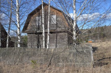 Köydeki eski ahşap ev Baharın ilk günlerinde güneşli bir günde
