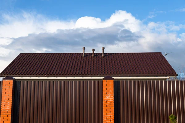 Toit Carrelé Avec Cheminées Clôture Carton Ondulé Avec Piliers Brique — Photo