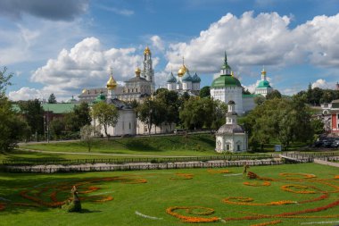 Trinity-Sergius Lavra, Pyatnitskaya kilisesi, güneşli yaz gününde Pyatnitsky ve Konchura nehri şapeli, Altın Halka, Sergiev Posad, Moskova bölgesi, Rusya