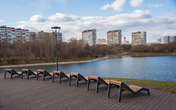 Büyük (Bolşoy) Ozernaya Caddesi 'ne bakan Ochakov Pond, Batı İdari Bölgesi, Moskova, Rusya