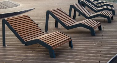 Göldeki platformda güneşlenen