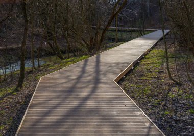 Baharın başlarında Ochakovka nehri boyunca park yolu, Batı İdari Bölgesi, Moskova, Rusya