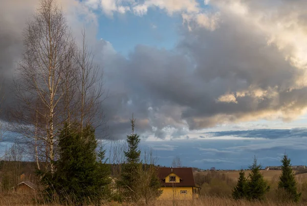 Πανόραμα Του Χωριού Στην Κορυφογραμμή Klin Dmitrovsky Σύννεφα Στις Αρχές — Φωτογραφία Αρχείου