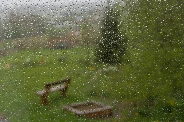 Vista Del Giardino Con Panca Attraverso Finestra Con Gocce Pioggia — Foto Stock