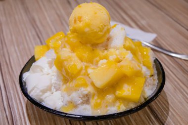 Dondurma ve tatlı mango pudingle sütü