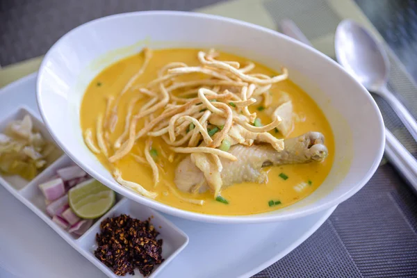 Egg noodle in chicken curry soup — Stock Photo, Image