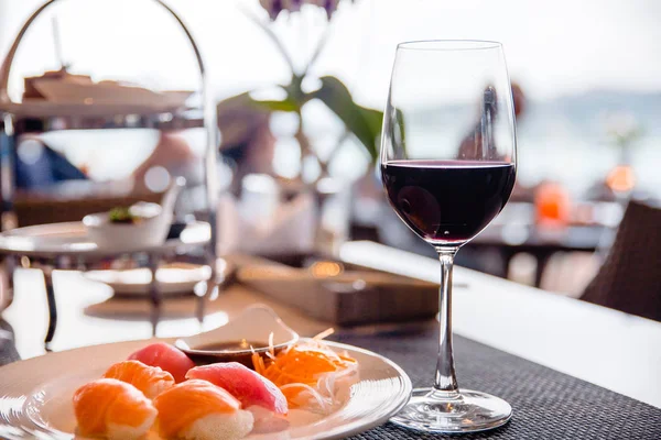 Barwna mieszanka Sushi serwowane kolację z winem — Zdjęcie stockowe