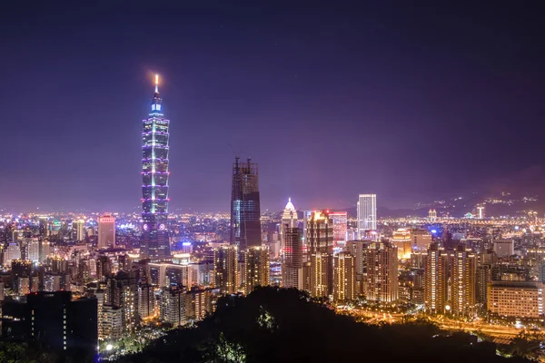 Die schöne stadtsilhouette von taipei — Stockfoto