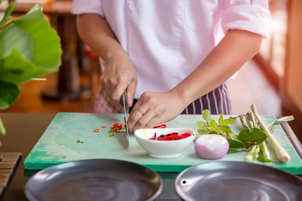 Man slicing Chilli pepper — Stock Photo, Image