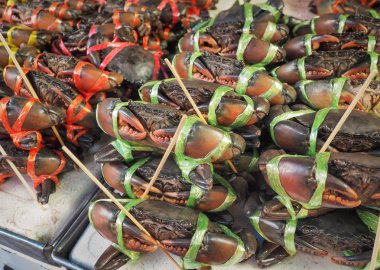 Bir deniz ürünleri pazarda görüntülenen taze yengeçler