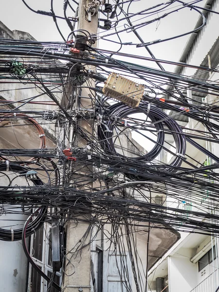 Хаос кабелей и проводов для коммутации — стоковое фото