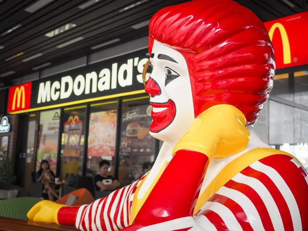 McDonald's χαρακτήρα παριστάνει ότι σκέφτεται Μαγκά bangna υποκατάστημα — Φωτογραφία Αρχείου