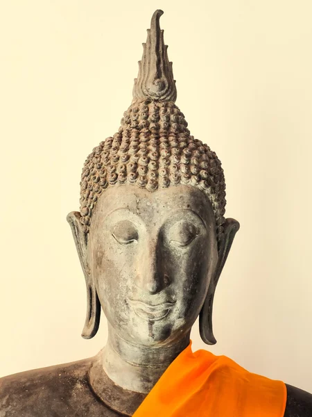 Statua buddha su sfondo bianco — Foto Stock