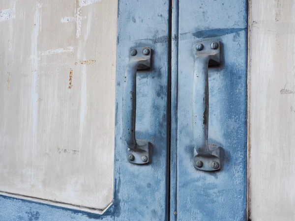 Poignées de porte en acier bleu de la vieille porte en bois — Photo