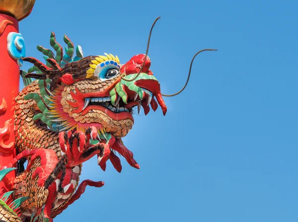 Chinesische Drachenstatue am blauen Himmel — Stockfoto