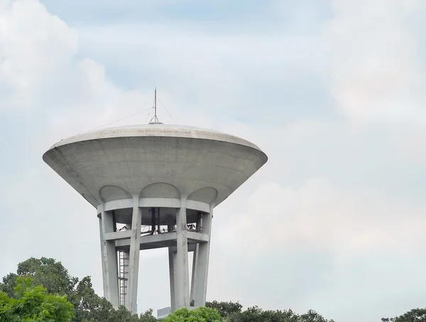 Cement vatten ackumulatortank med blå himmel — Stockfoto