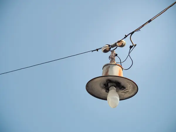 Vieja bombilla colgando en el cielo, enfoque selectivo — Foto de Stock