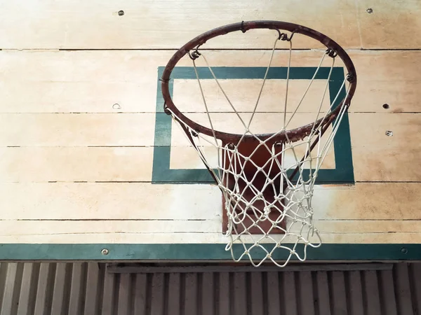 Arco de basquete no salão de esporte — Fotografia de Stock