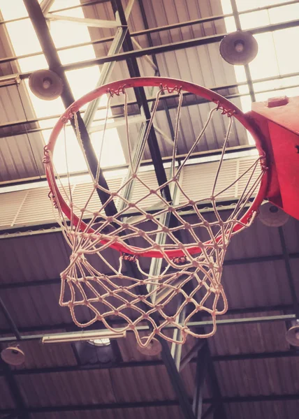 Primer plano del aro de baloncesto en Sport Hall —  Fotos de Stock