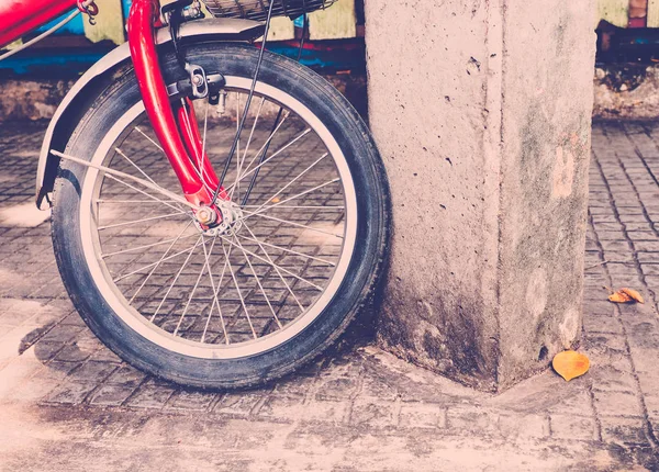 Imagen filtro retro / Vintage Bicicleta roja en el suelo — Foto de Stock