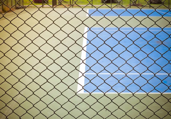 有线围栏后面的室外网球运动场 — 图库照片