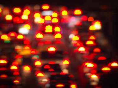 Soyut renkli bulanıklık de sarı ve kırmızı kuyruk ışıkları otomobillerin odaklı