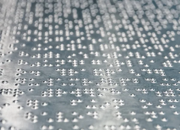 Écriture de texte en braille sur fond de plaque de fer — Photo