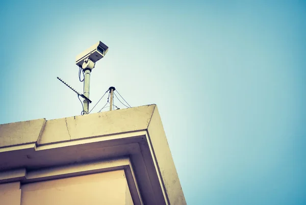 Segurança da câmera de CCTV em uma cidade, cor retro — Fotografia de Stock