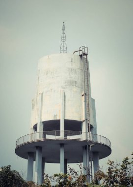 Mavi gökyüzü ile çimento su depolama tankı