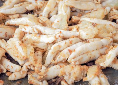 Yumurta kızarmış kalamar sokak gıda pazarında, Tayland