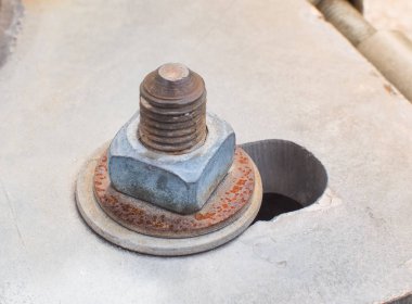 Paslı somun ve cıvata ile metninizi yerleştirin