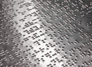 Demir plaka amaç Braille metin yazma